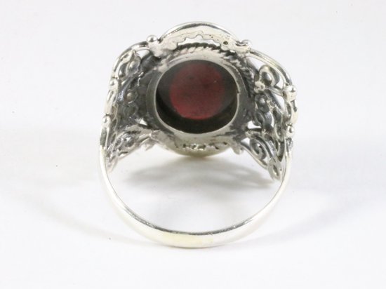 Opengewerkte zilveren ring met granaat afbeelding 3