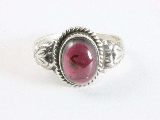 Bewerkte zilveren ring met granaat afbeelding 4