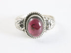 Bewerkte zilveren ring met granaat afbeelding 4