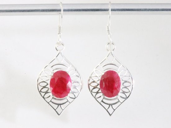 Opengewerkte zilveren oorbellen met robijn afbeelding 1