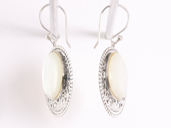 Ronde opengewerkte zilveren oorbellen met parelmoer afbeelding 2