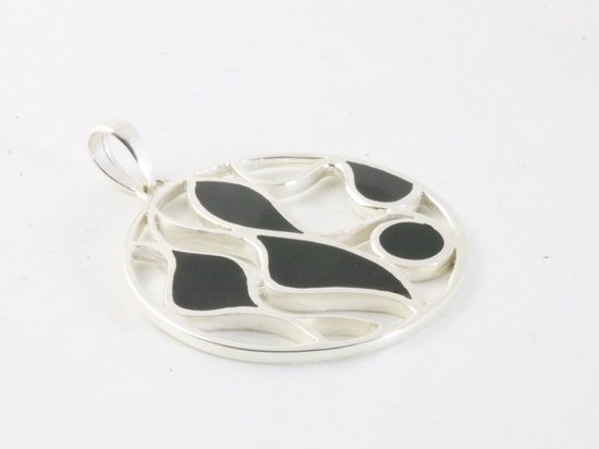 Ronde opengewerkte zilveren hanger met onyx aan ketting afbeelding 2