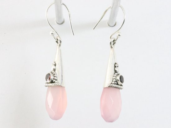 Traditionele bewerkte zilveren oorbellen met rozenkwarts en granaat afbeelding 2