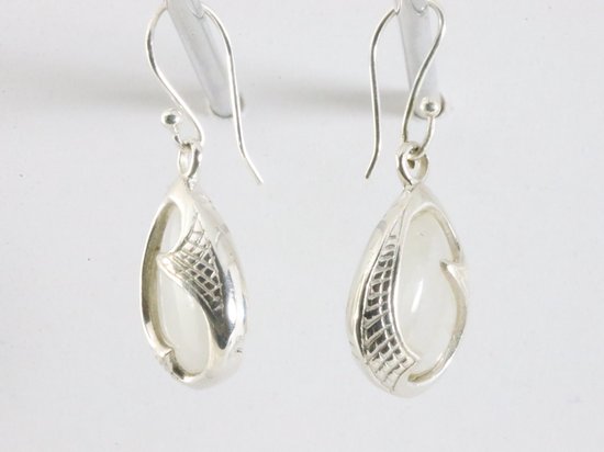 Bewerkte zilveren oorbellen met regenboog maansteen afbeelding 2