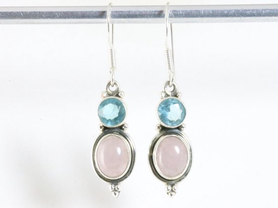 Fijne zilveren oorbellen met rozenkwarts en blauwe topaas afbeelding 3