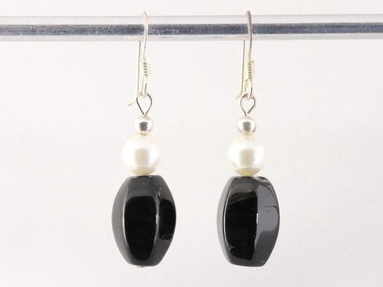 Zilveren oorbellen met onyx en zoetwater parel afbeelding 4