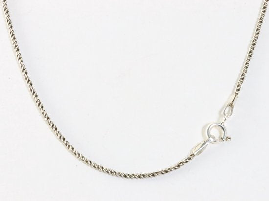 Fijne opengewerkte zilveren hanger met groene amethist aan ketting afbeelding 4