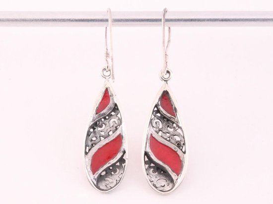 Opengewerkte zilveren oorbellen met rode koraal steen afbeelding 3