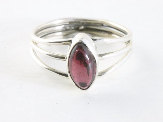 Opengewerkte zilveren ring met granaat afbeelding 3