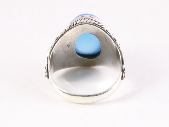 Bewerkte zilveren ring met blauwe chalcedoon afbeelding 3
