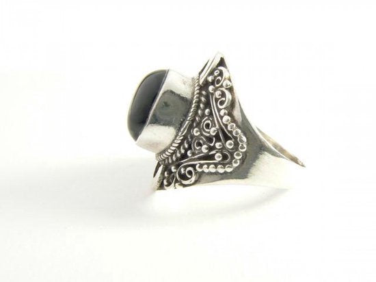 Bewerkte zilveren ring met onyx afbeelding 3