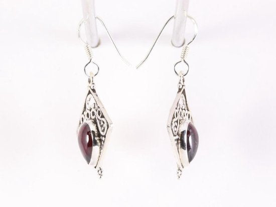 Opengewerkte zilveren oorbellen met granaat afbeelding 2