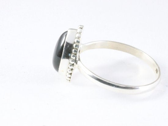 Bewerkte zilveren ring met onyx afbeelding 2