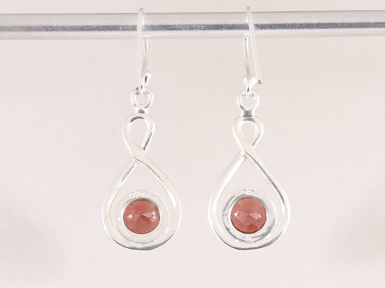 Opengewerkte zilveren oorbellen met granaat afbeelding 3