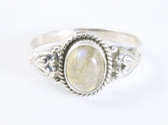 Bewerkte zilveren ring met labradoriet afbeelding 4