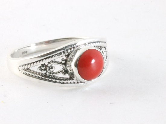 Opengewerkte zilveren ring met rode koraal steen afbeelding 1