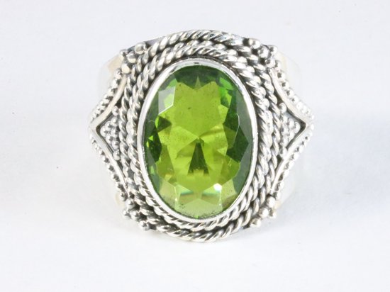 Bewerkte zilveren ring met peridoot afbeelding 4