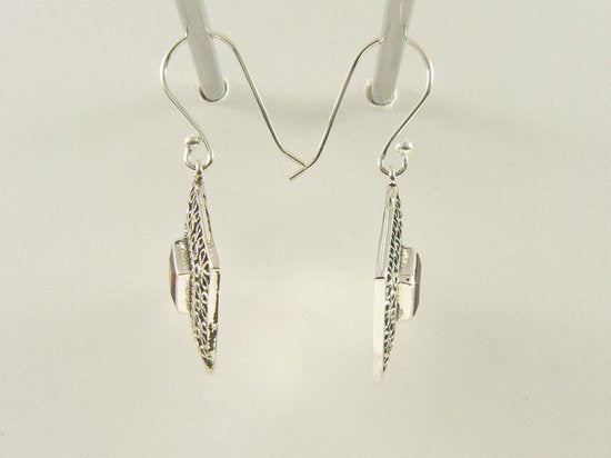 Bewerkte ruitvormige zilveren oorbellen met granaat afbeelding 2