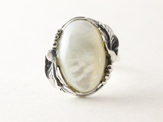 Bewerkte zilveren ring met parelmoer afbeelding 4