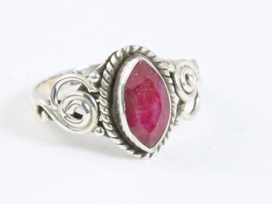 Fijne bewerkte zilveren ring met robijn afbeelding 1