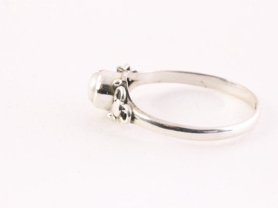 Fijne bewerkte zilveren ring met parel afbeelding 2