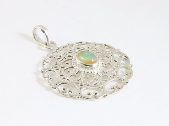 Opengewerkte zilveren hanger met Ethiopische opaal aan ketting afbeelding 2