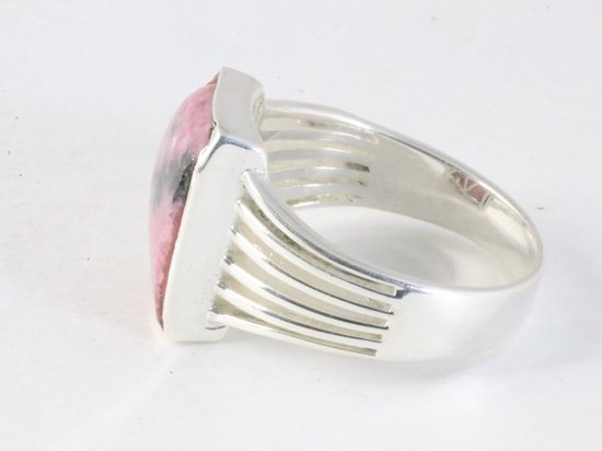 Opengewerkte rechthoekige zilveren ring met rhodoniet afbeelding 2