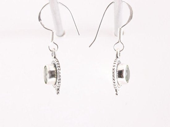 Fijne bewerkte ronde zilveren oorbellen met groene amethist afbeelding 2