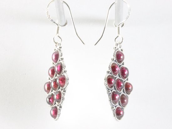 Bewerkte zilveren oorbellen met granaat afbeelding 2