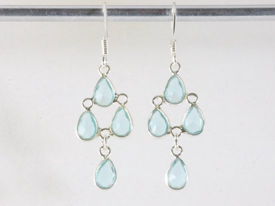 Fijne zilveren oorbellen met blauwe topaas afbeelding 2