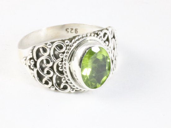 Bewerkte zilveren ring met peridoot afbeelding 1