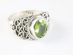 Bewerkte zilveren ring met peridoot afbeelding 1