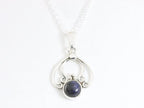 Fijne opengewerkte zilveren hanger met blauwe zonnesteen aan ketting afbeelding 1
