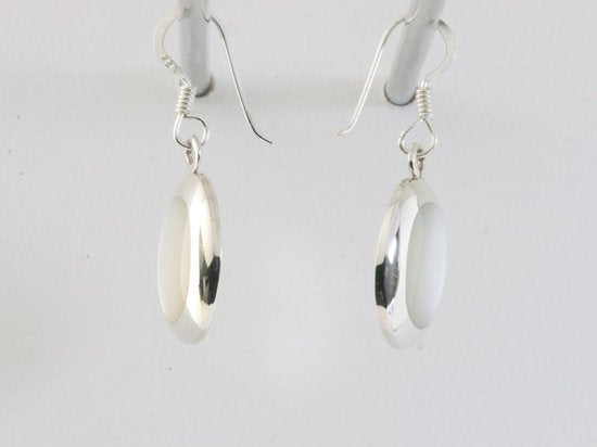 Ovale hoogglans zilveren oorbellen met parelmoer afbeelding 2