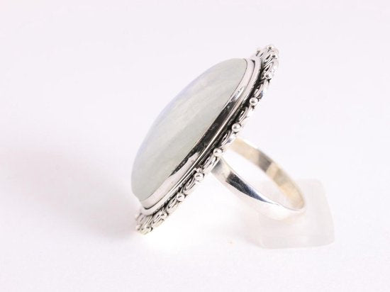 Grote bewerkte zilveren ring met regenboog maansteen afbeelding 2