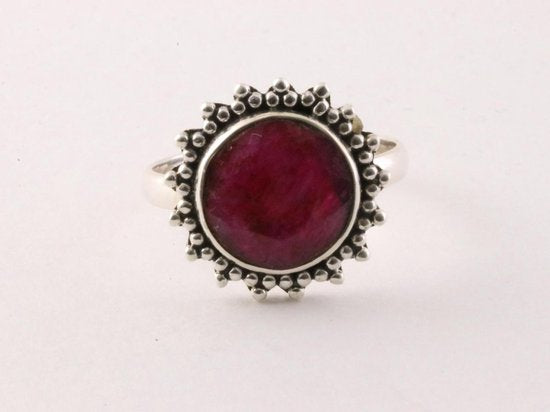 Ronde bewerkte zilveren ring met robijn afbeelding 2