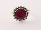 Ronde bewerkte zilveren ring met robijn afbeelding 2