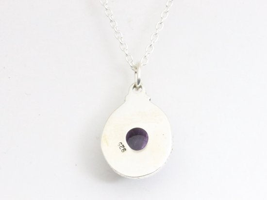 Fijne bewerkte ovale zilveren hanger met amethist aan ketting afbeelding 3