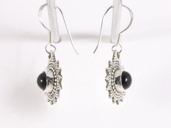 Fijne bewerkte zilveren oorbellen met onyx afbeelding 2
