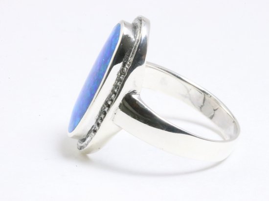 Zware bewerkte ovale zilveren ring met Australische opaal afbeelding 2