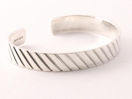 Zware zilveren klemarmband met schuine ribbels afbeelding 2