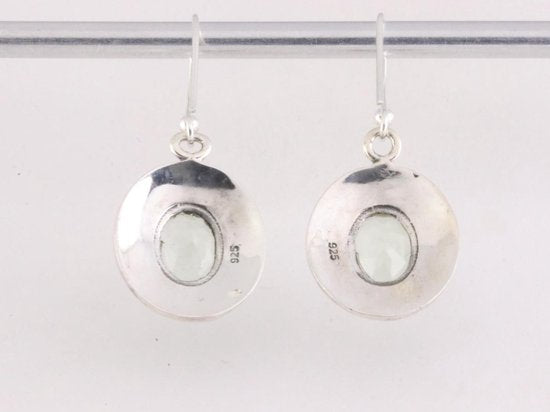 Bewerkte zilveren oorbellen met groene amethist afbeelding 3