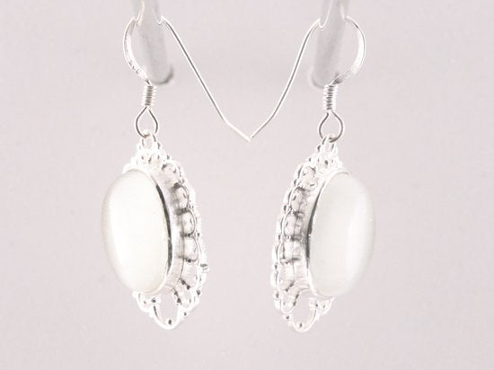 Opengewerkte zilveren oorbellen met witte opaal afbeelding 2