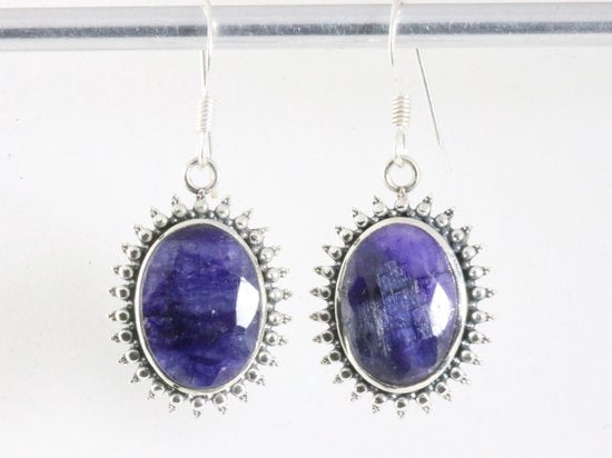 Bewerkte zilveren oorbellen met blauwe saffier afbeelding 4