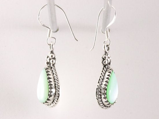 Bewerkte zilveren oorbellen met groene parelmoer afbeelding 2