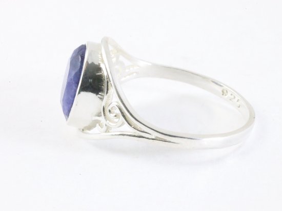 Opengewerkte zilveren ring met blauwe saffier afbeelding 2