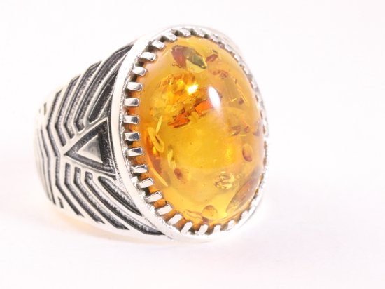 Zware bewerkte zilveren ring met amber afbeelding 1