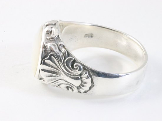 Zware bewerkte zilveren ring met parelmoer afbeelding 2