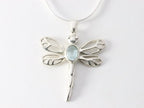 Opengewerkte zilveren libelle hanger met blauwe topaas aan ketting afbeelding 4