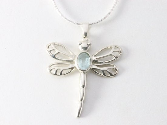 Opengewerkte zilveren libelle hanger met blauwe topaas aan ketting afbeelding 4